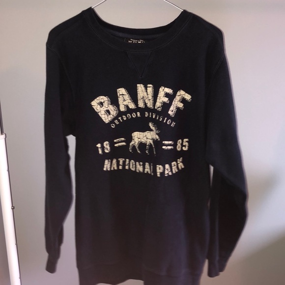 navy blue crew neck with banff design - Picture 3 of 3